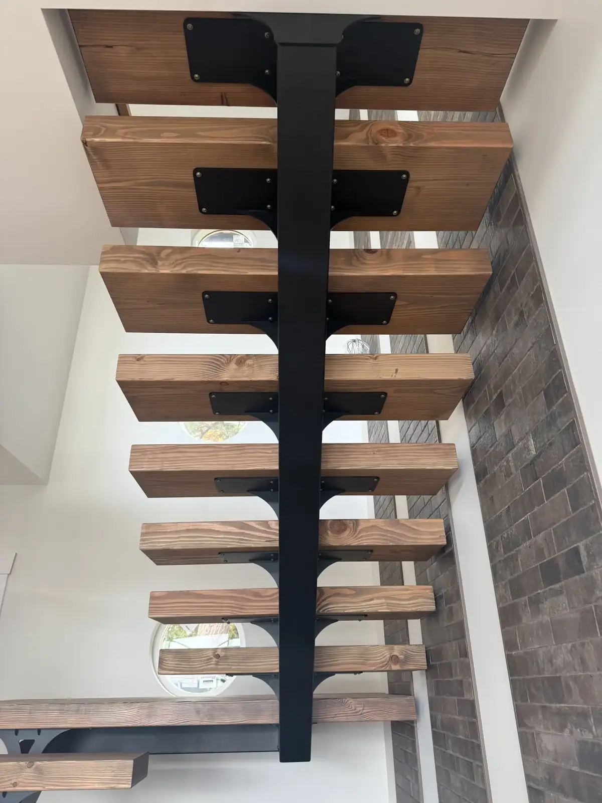 Mono-stringer floating stair